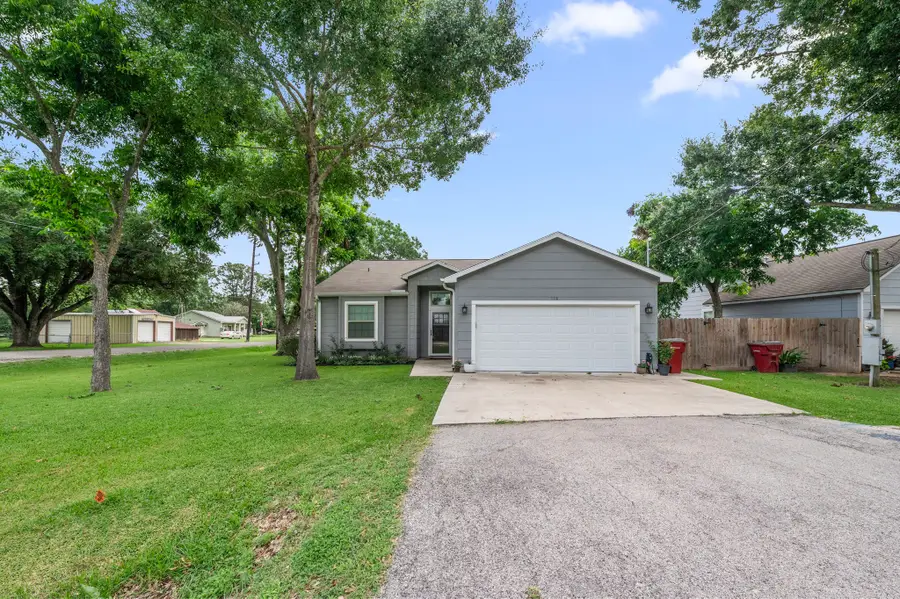 118 N Urbanec Street, East Bernard, TX 77435 - #2