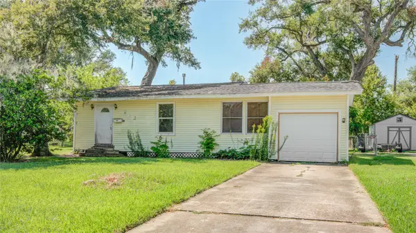 212 Winding Way Street, Lake Jackson, TX 77566