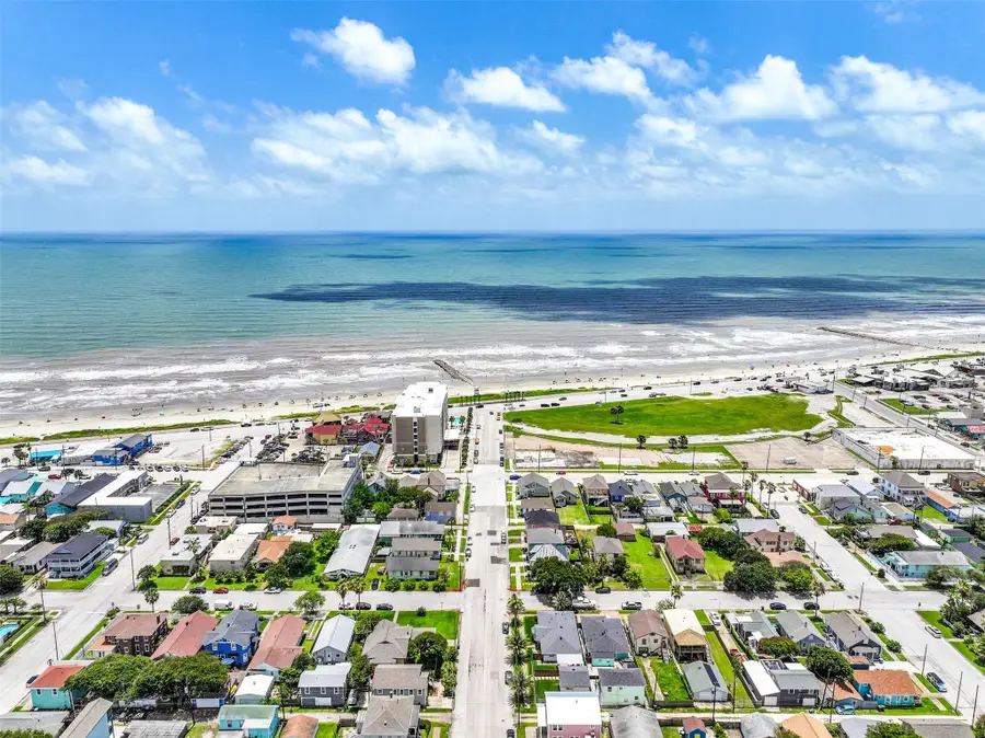 3228 Avenue R 1/2, Galveston, TX 77550 - #3