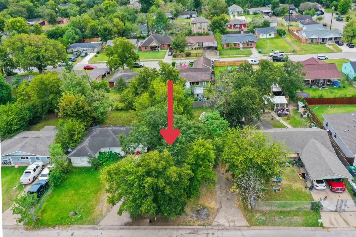 5014 Willow Glen Drive, Houston, TX 77033 - Image #1