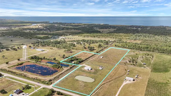 2105 Eagle Road, Anahuac, TX 77514