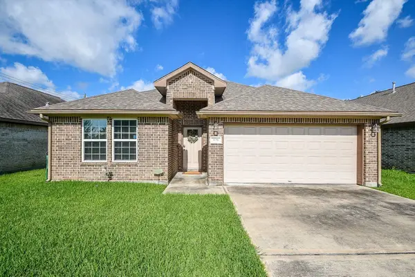 828 S 1st Street, La Porte, TX 77571