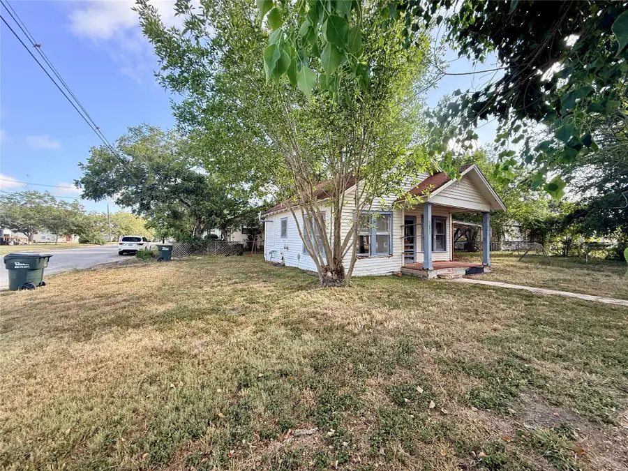 201 E Bailey Street, Cuero, TX 77954 - #3