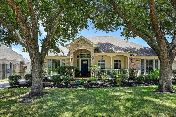 933 Mystic Village Lane, Seabrook, TX 77586