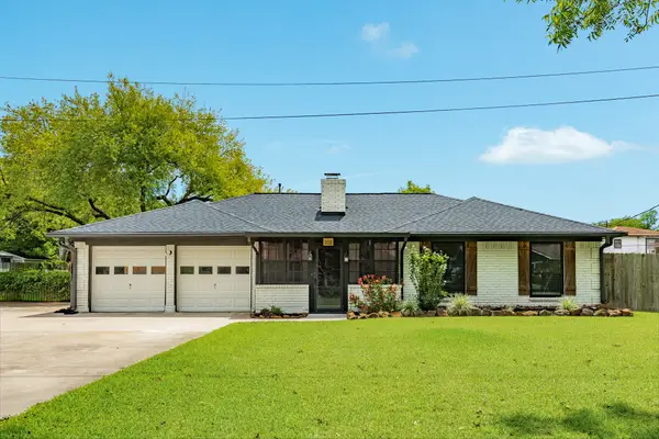102 Turner Street, Clute, TX 77531