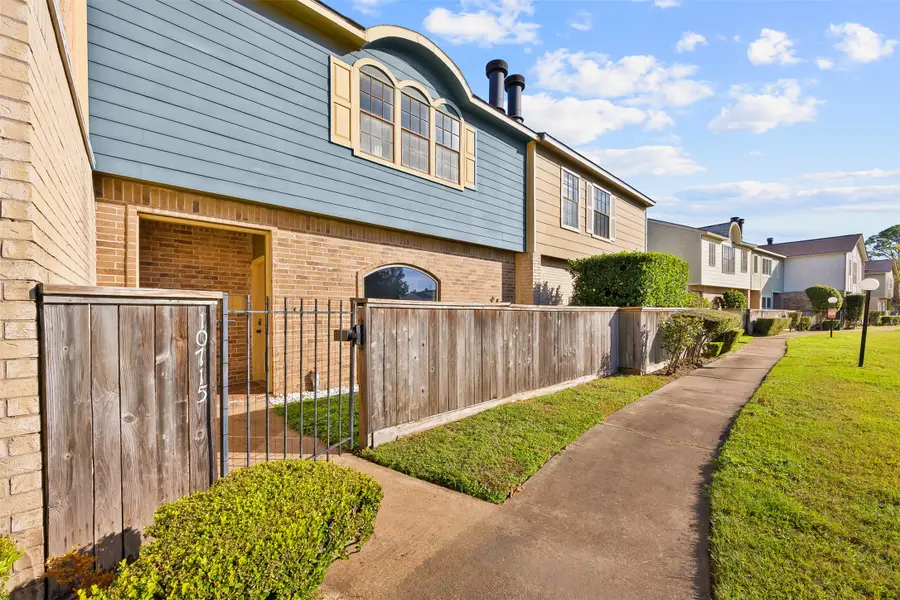 10715 Sandpiper Drive, Houston, TX 77096 - Image #2