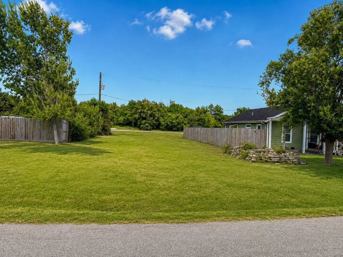 514 N 11th Street, La Porte, TX 77571 - #1