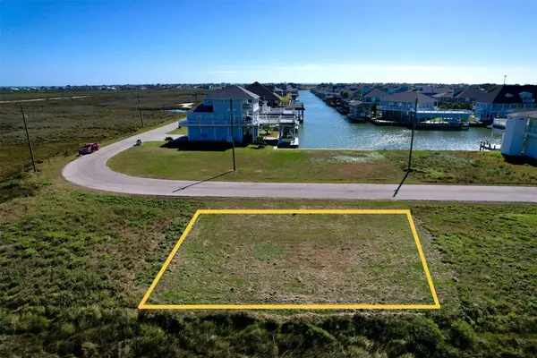 1270 Lagoon Drive, Crystal Beach, TX 77650