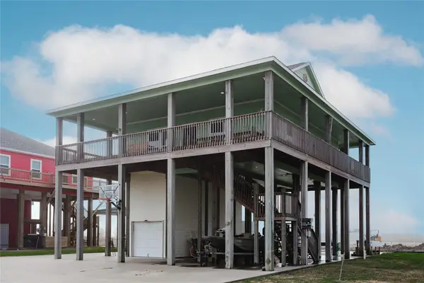 1111 Mabry Road, Gilchrist, TX 77617