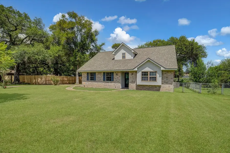 110 Mockingbird Lane, Clute, TX 77531 - #2