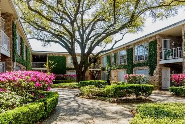 2121 Fountain View Drive #83E, Houston, TX 77057