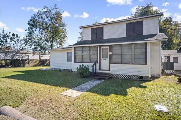 1977 E 7th Street, High Island, TX 77623