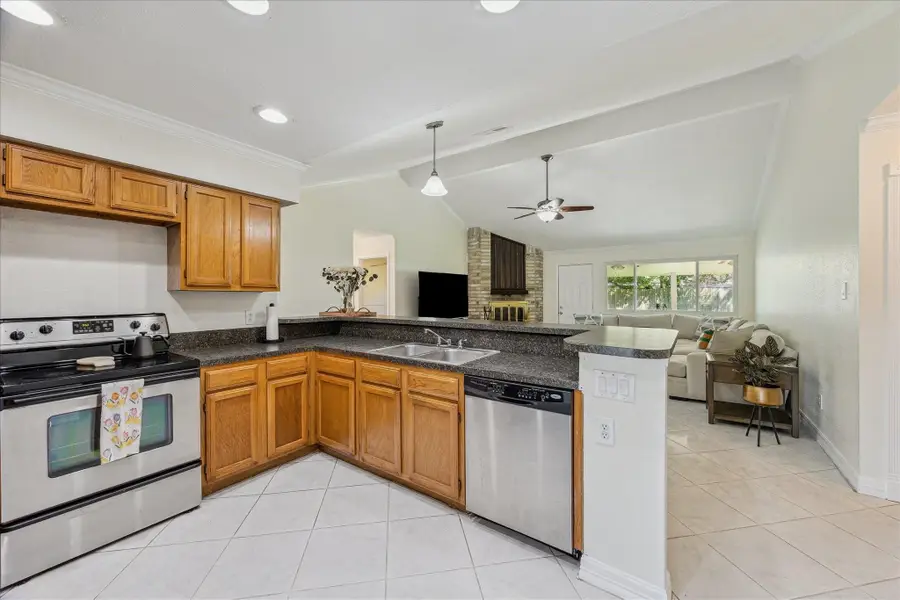 16803 Kings Chapel Court, Friendswood, TX 77546 - Image #2