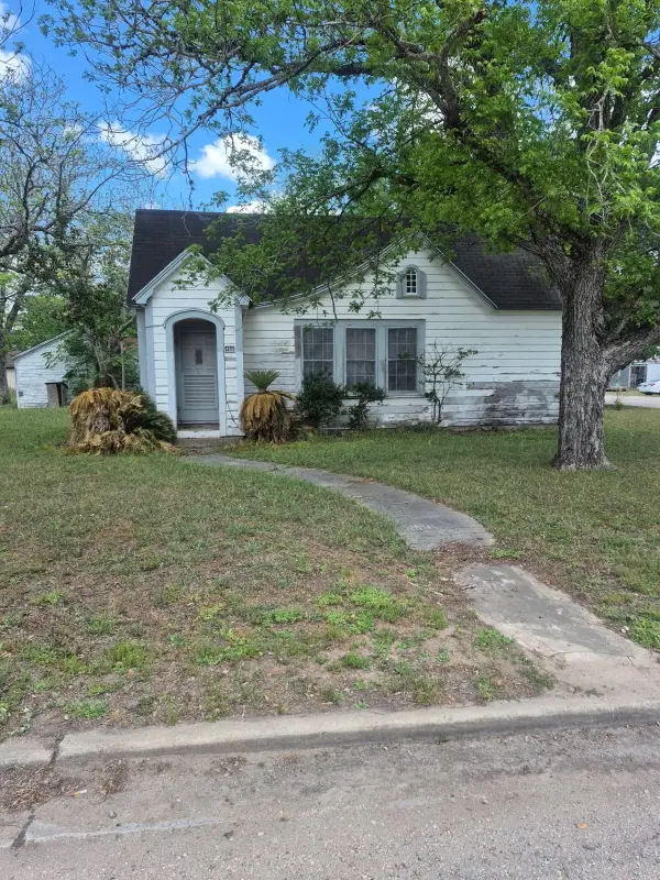 411 S Texana Street, Hallettsville, TX 77964