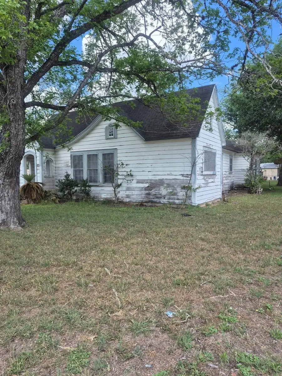 411 S Texana Street, Hallettsville, TX 77964 - #2