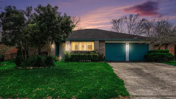 2170 Pilgrims Point Drive, Friendswood, TX 77546