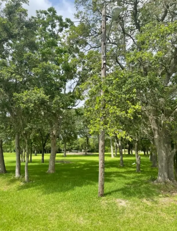 2702 Lake Road, La Marque, TX 77568