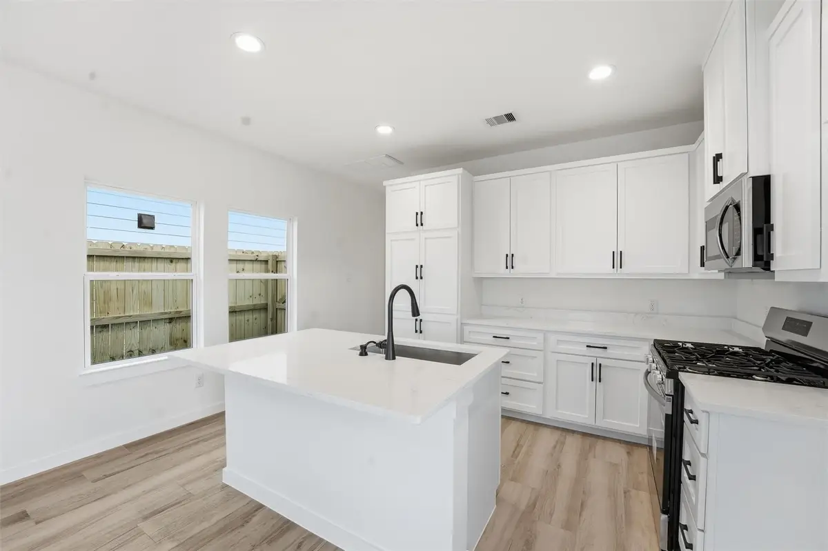 530 N 4th Street, La Porte, TX 77571 - #1