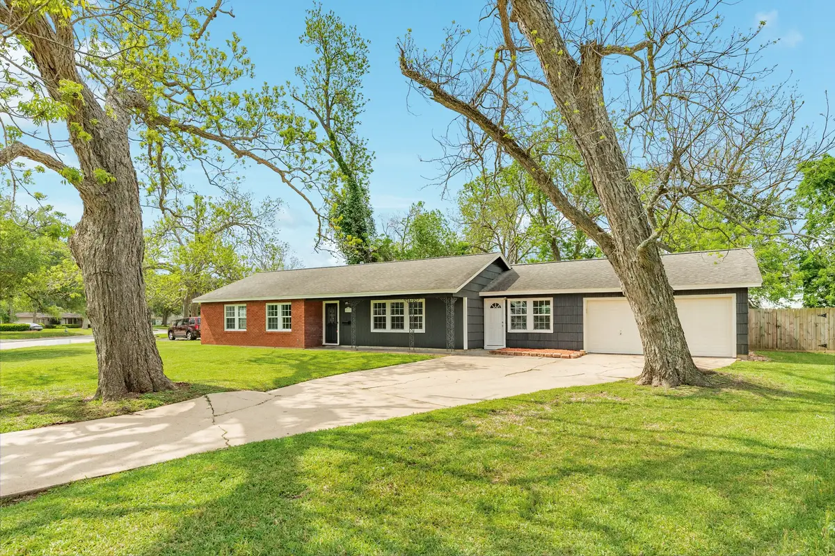 211 Oak Drive, Lake Jackson, TX 77566 - #1