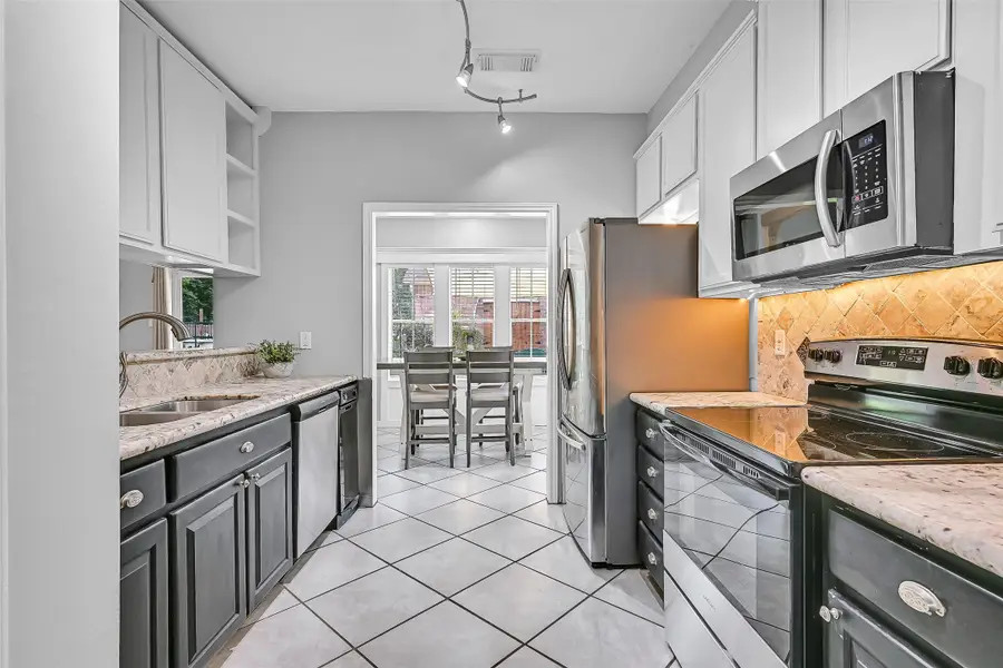 1018 Londonderry Avenue, Friendswood, TX 77546 - #3