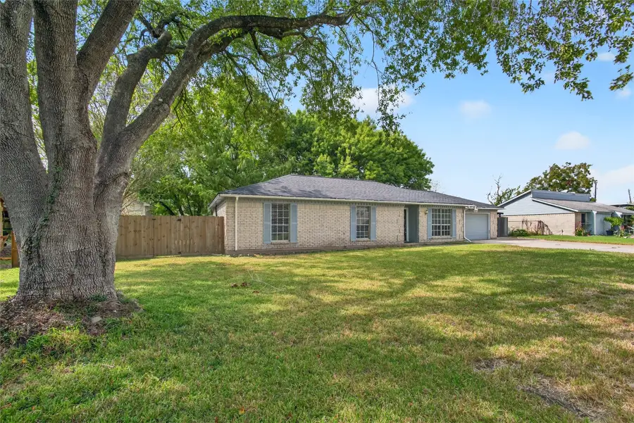 1910 Coupland Drive, La Porte, TX 77571 - Image #2