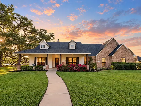 905 Enchanted Oaks Drive, Angleton, TX 77515