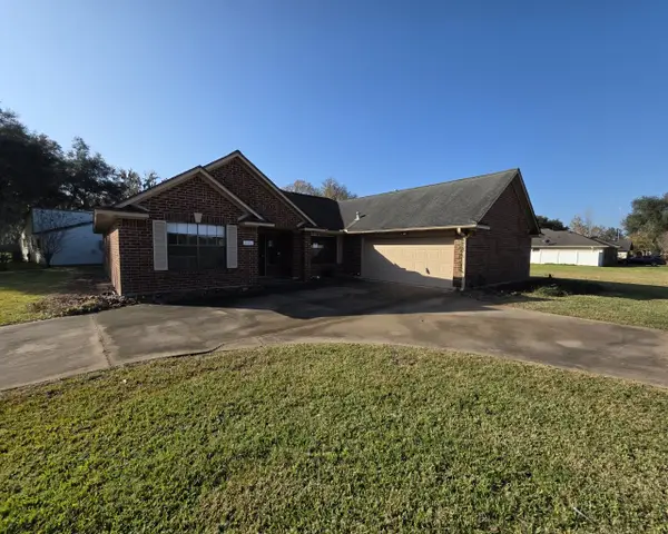 2571 Pinehurst Drive, West Columbia, TX 77486