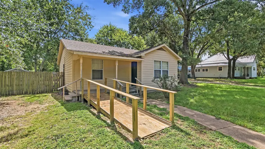 103 N Texas Street, Madisonville, TX 77864 - #2
