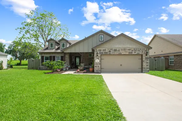 233 Twin Lakes Boulevard, West Columbia, TX 77486