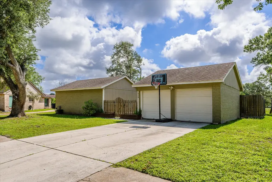 528 Belmont Drive, Friendswood, TX 77546 - #2