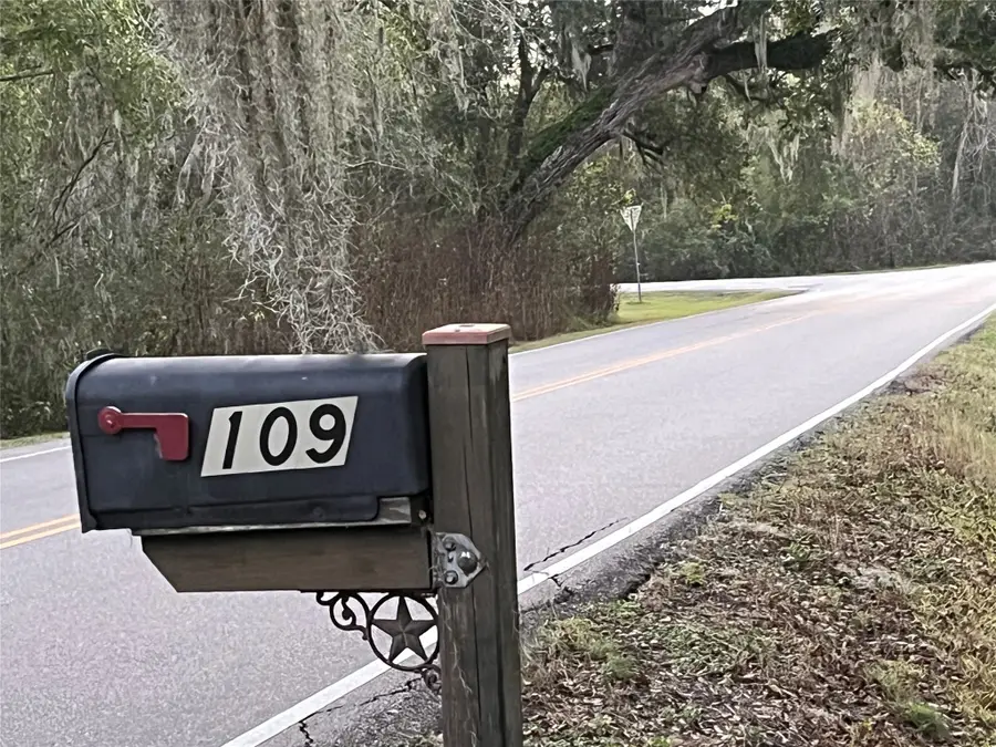 109 Buffalo Trail, Lake Jackson, TX 77566 - Image #2