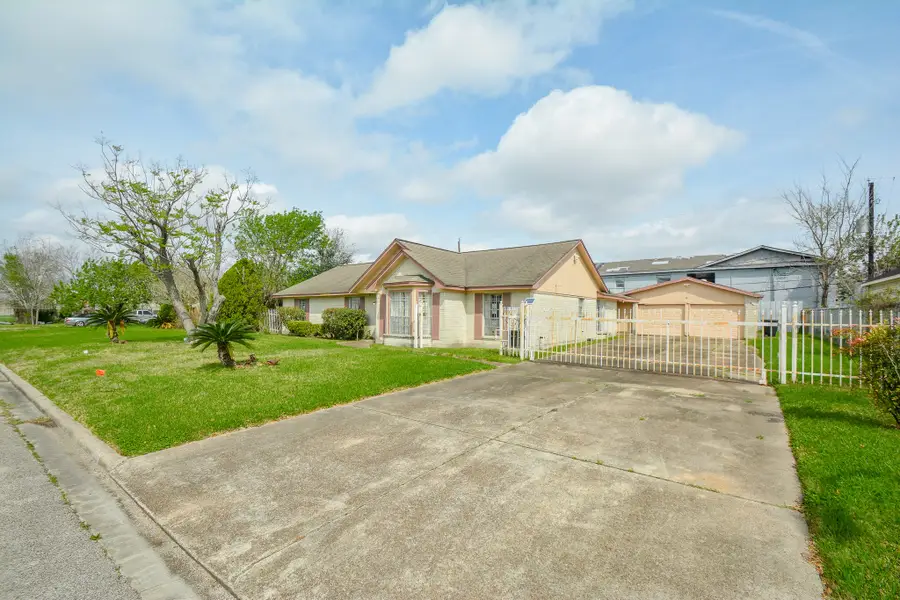 4819 Lingonberry Street, Houston, TX 77033 - #3