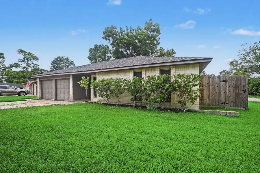300 Castlelake Drive, Friendswood, TX 77546 - #2