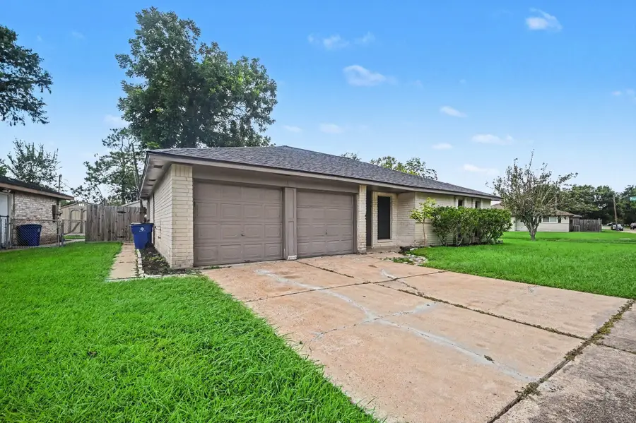 300 Castlelake Drive, Friendswood, TX 77546 - #3