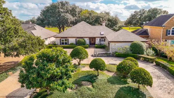 1750 N Country Club Boulevard, Sugar Land, TX 77478