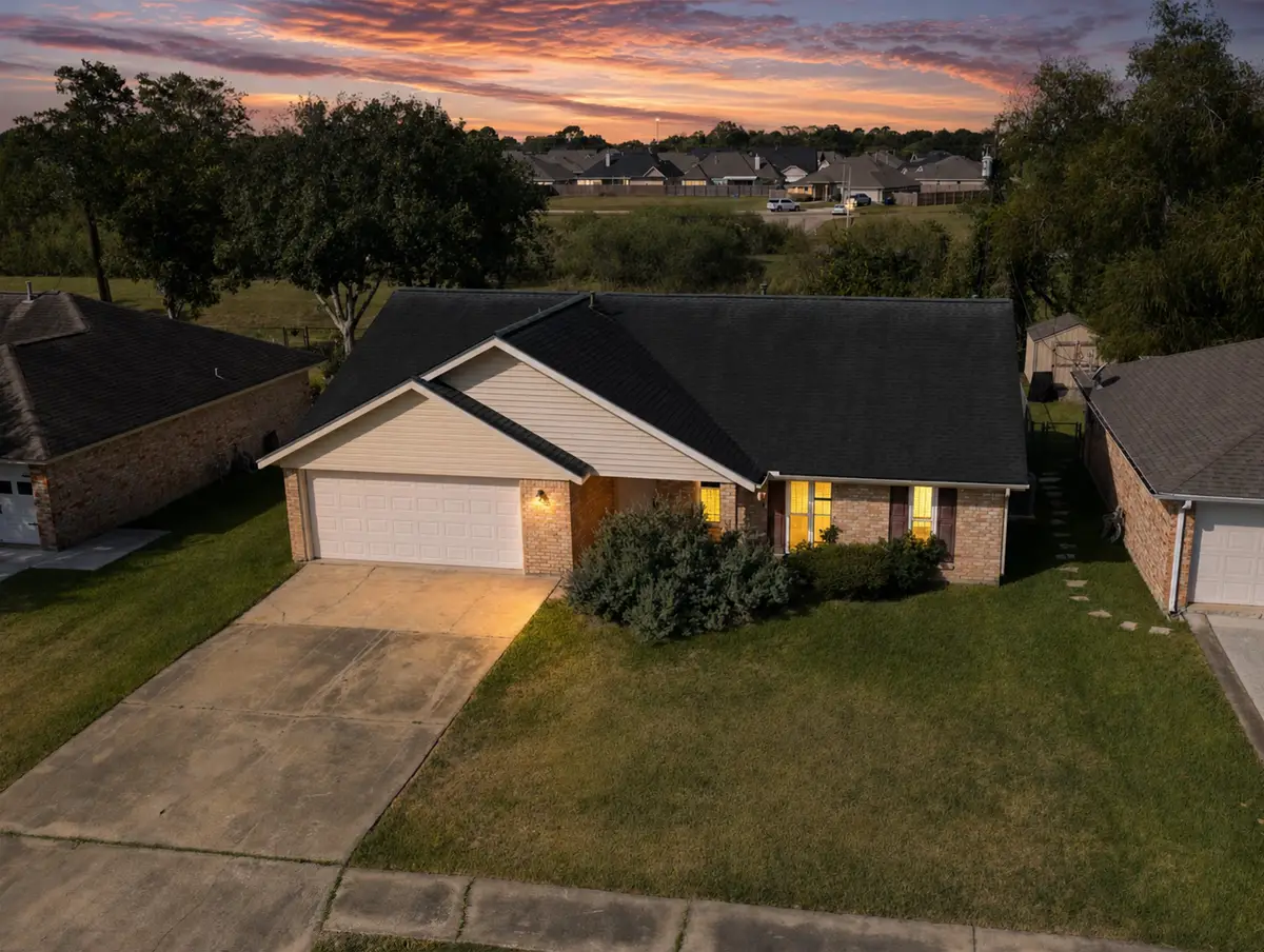 12 Lazybrook Street, Angleton, TX 77515 - #1