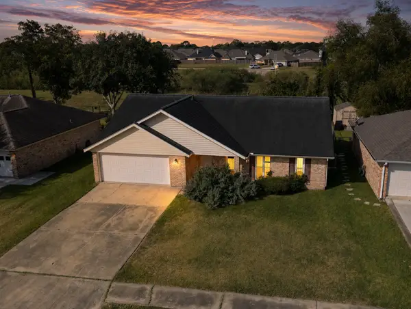 12 Lazybrook Street, Angleton, TX 77515