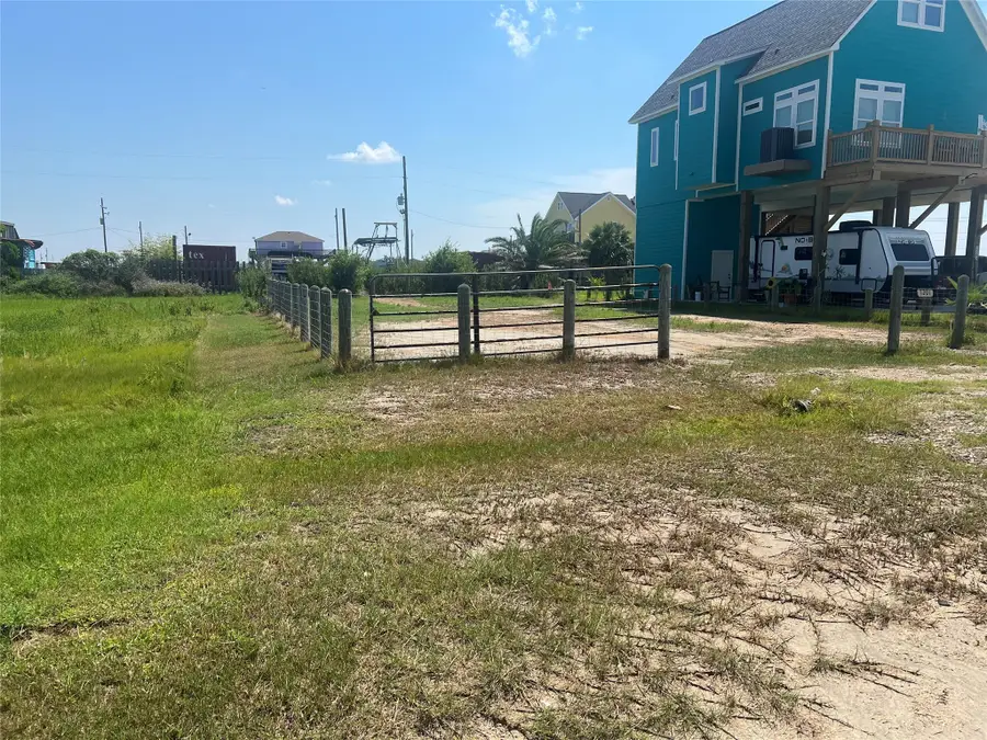 1201 Rollover Circle, Gilchrist, TX 77617 - Image #3