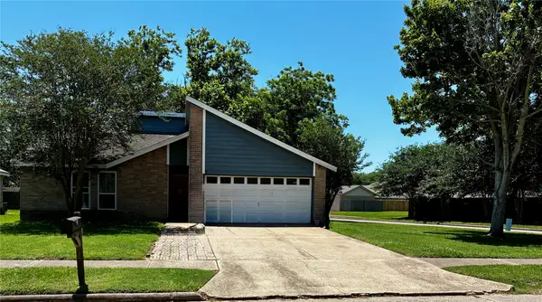 2 Sarita Road, Angleton, TX 77515
