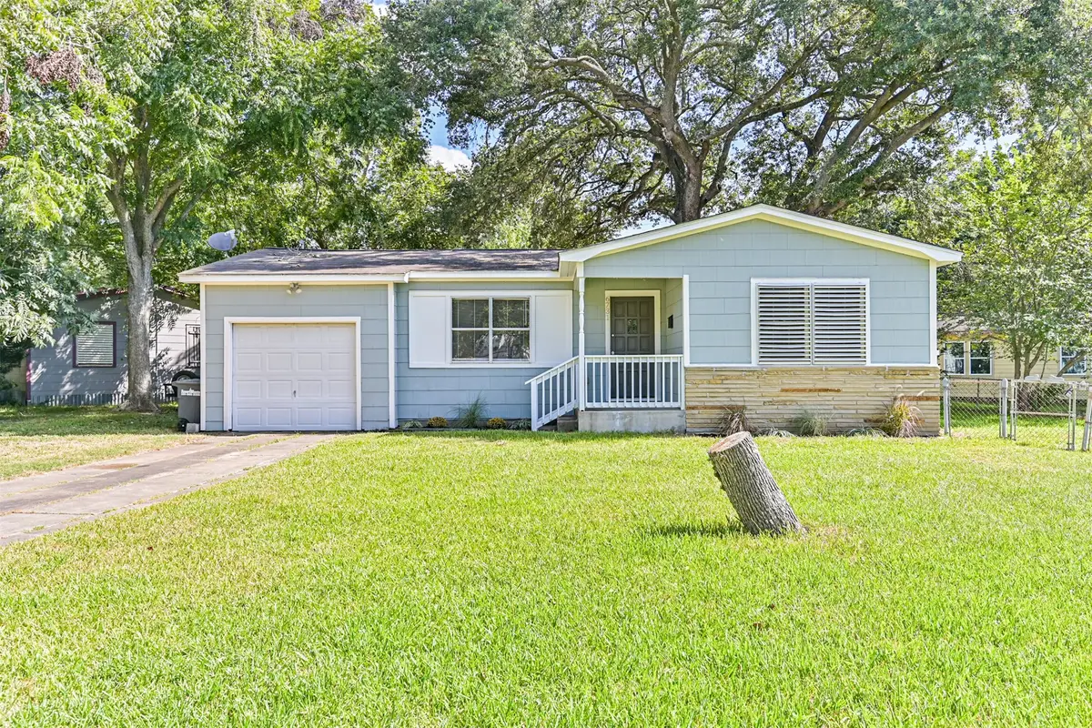 6731 W Bayou Drive, Hitchcock, TX 77563 - #1