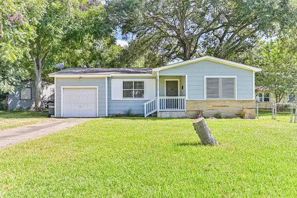 6731 W Bayou Drive, Hitchcock, TX 77563