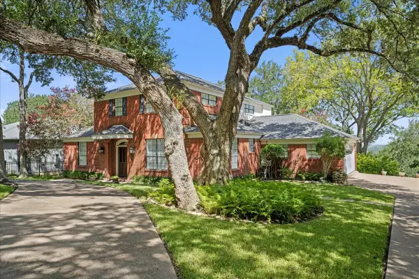 208 Rolling Hill Drive, La Grange, TX 78945