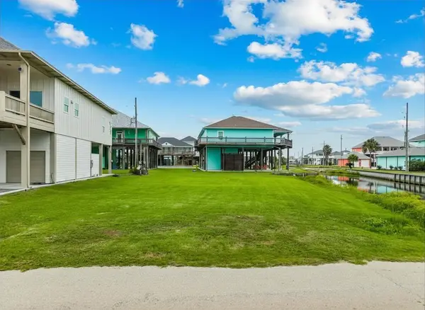 946 Sue Drive, Crystal Beach, TX 77650