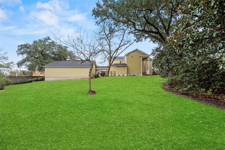 1106 Avenue O, Huntsville, TX 77340 - #2