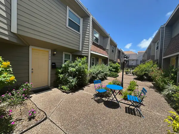 424 15th Street #104, Galveston, TX 77550