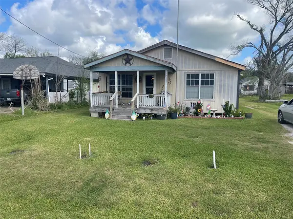 208 E Pecan Lane, Clute, TX 77531