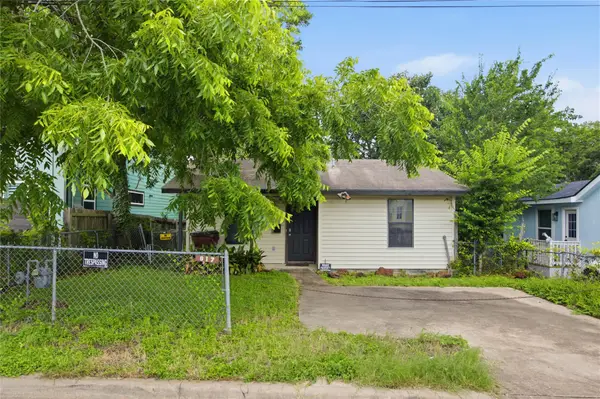 817 Chihuahua Street, Lockhart, TX 78644