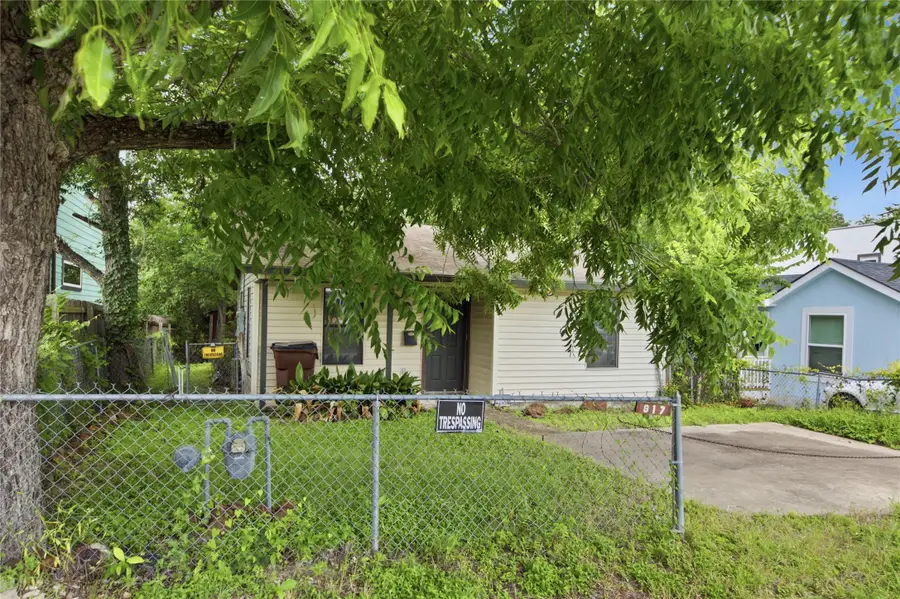 817 Chihuahua Street, Lockhart, TX 78644 - #2