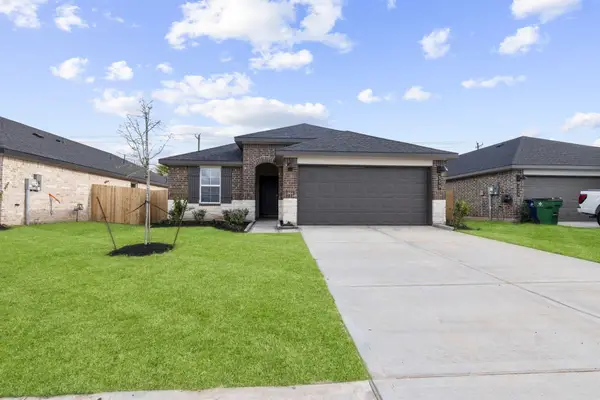 11 Robin Court, Angleton, TX 77515