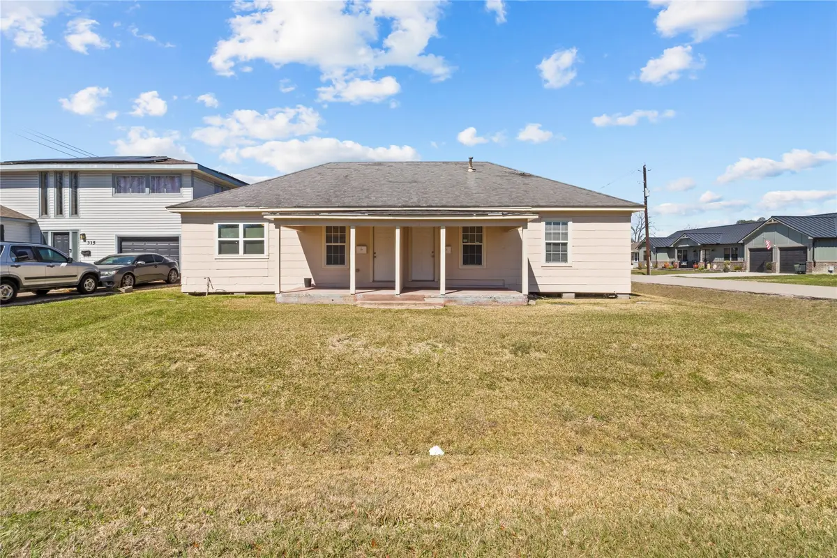 319 E B Street, La Porte, TX 77571 - #1
